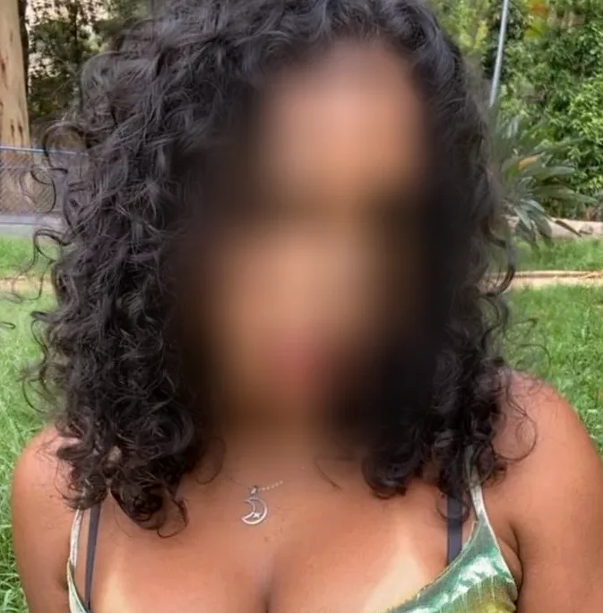 Isobel, 24